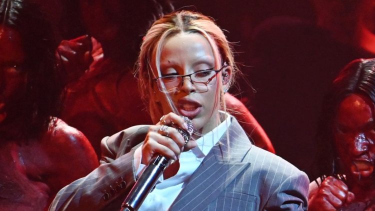 Doja Cat Stuns With Wild Outfit & Full-Body Tattoos at Grammys